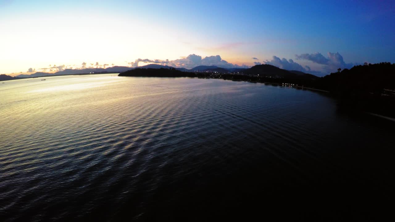 空中前进的风景拍摄在日落期间的海浪-曼谷，泰国视频素材