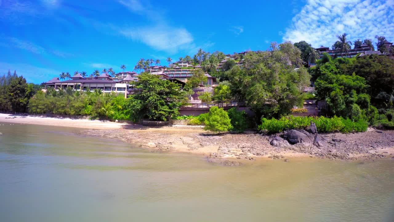 空中美丽的拍摄小岛上的小屋在多云的天空，无人机在晴朗的日子飞越海洋-曼谷，泰国视频素材