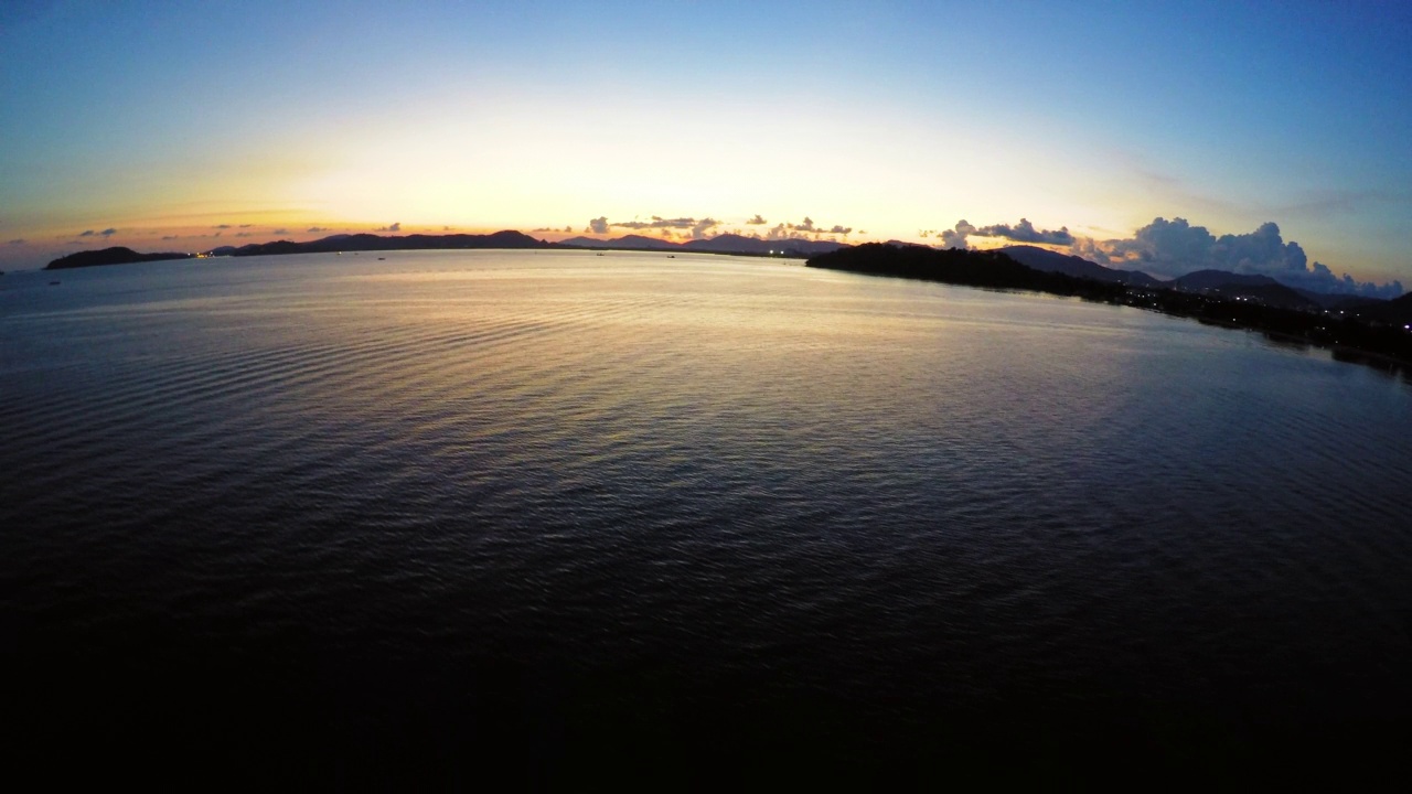 空中向后的风景在日落期间的海洋波浪-曼谷，泰国视频素材