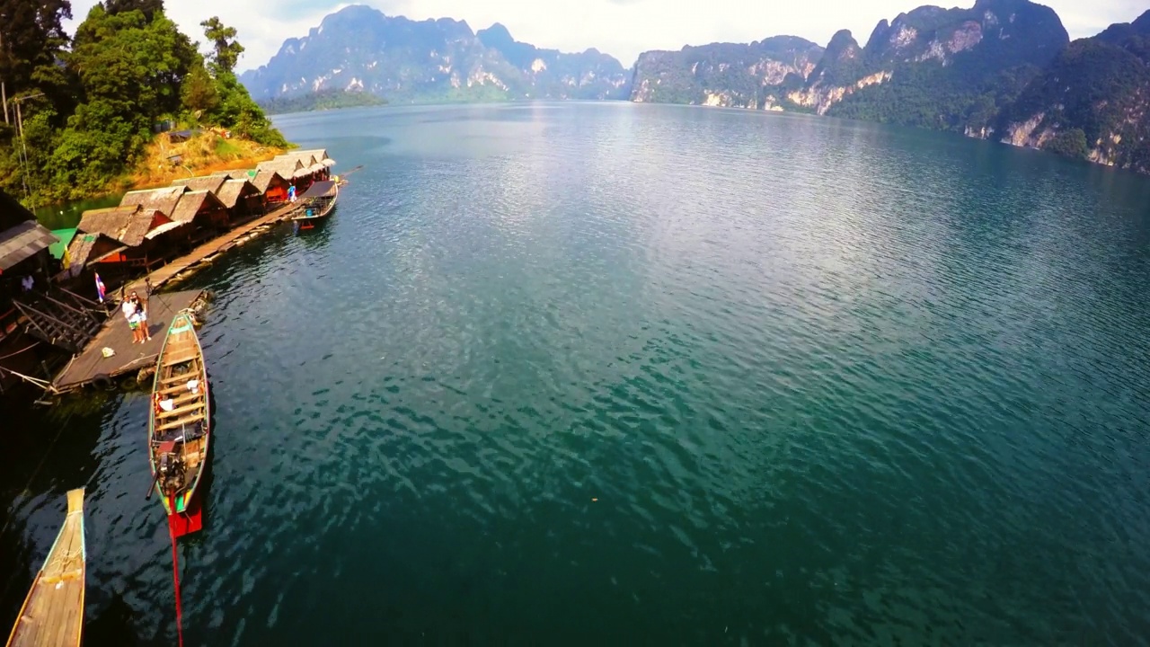 航拍船只停泊在小屋在海上-曼谷，泰国视频素材