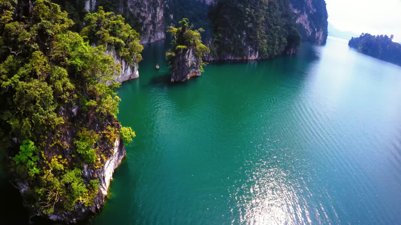 航拍漂浮在天然岩层中的划艇，无人机向前飞行在海上-曼谷，泰国视频素材