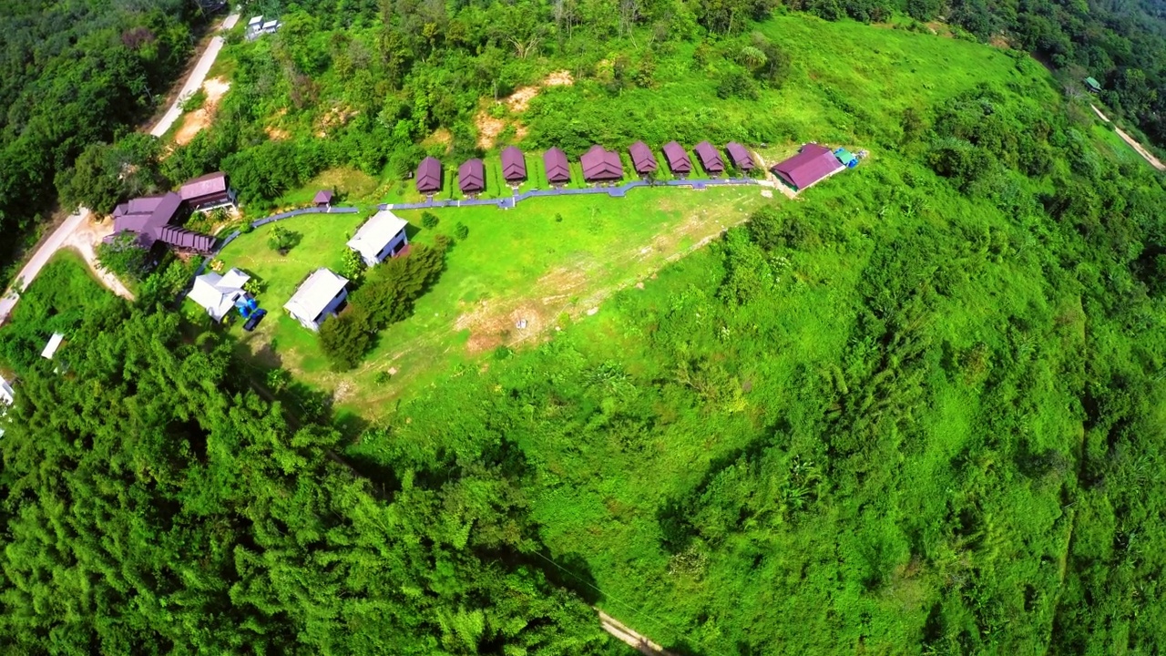 空中向后倾斜风景上的凉亭美丽的镜头，无人机在阳光明媚的日子向后飞行-曼谷，泰国视频素材