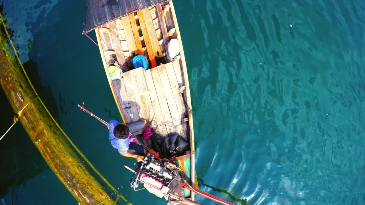 空中向前拍摄的游客在海上度假期间乘坐划艇-泰国曼谷视频素材