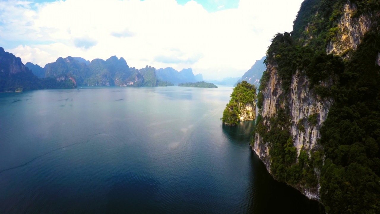 云雾缭绕的天空下，层层叠叠的大海在空中的美丽景色-泰国曼谷视频素材