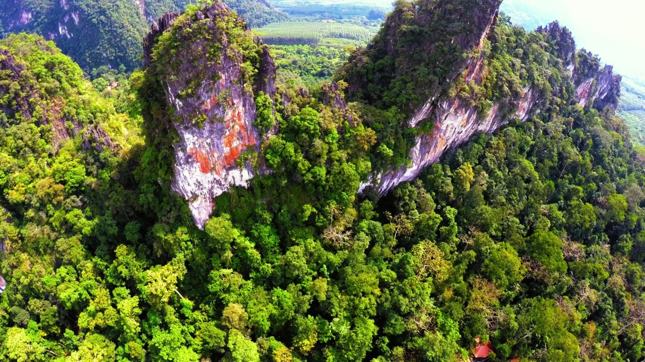 在绿色森林中俯瞰美丽的山景-曼谷，泰国视频素材