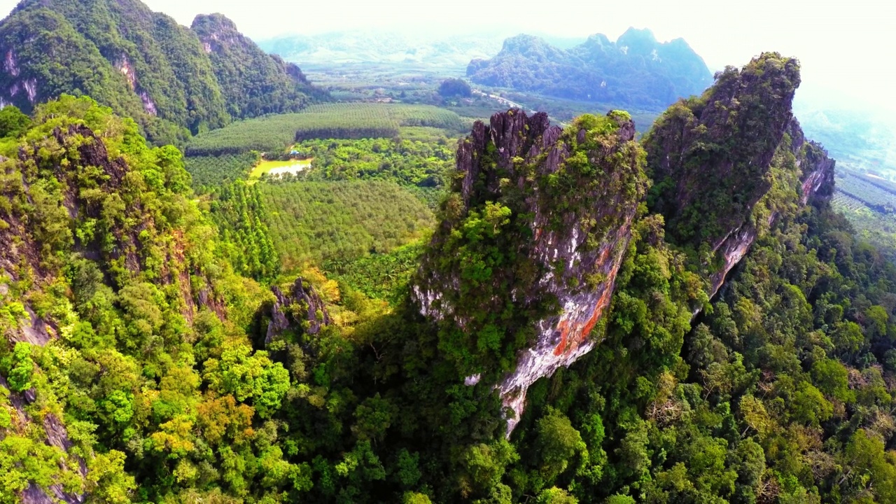 空中自然岩石形成的风景，无人机飞越绿色植物-曼谷，泰国视频素材