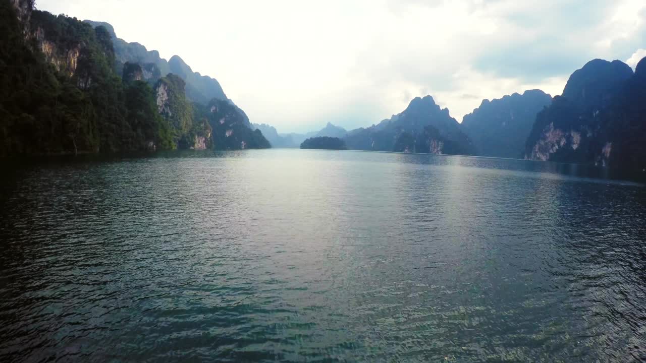 空中向后的美丽的拍摄在海洋中的山脉对多云的天空-曼谷，泰国视频素材