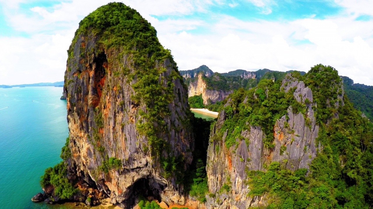 空中风景拍摄海上的天然山脉，无人机向后飞行在海滩-曼谷，泰国视频素材