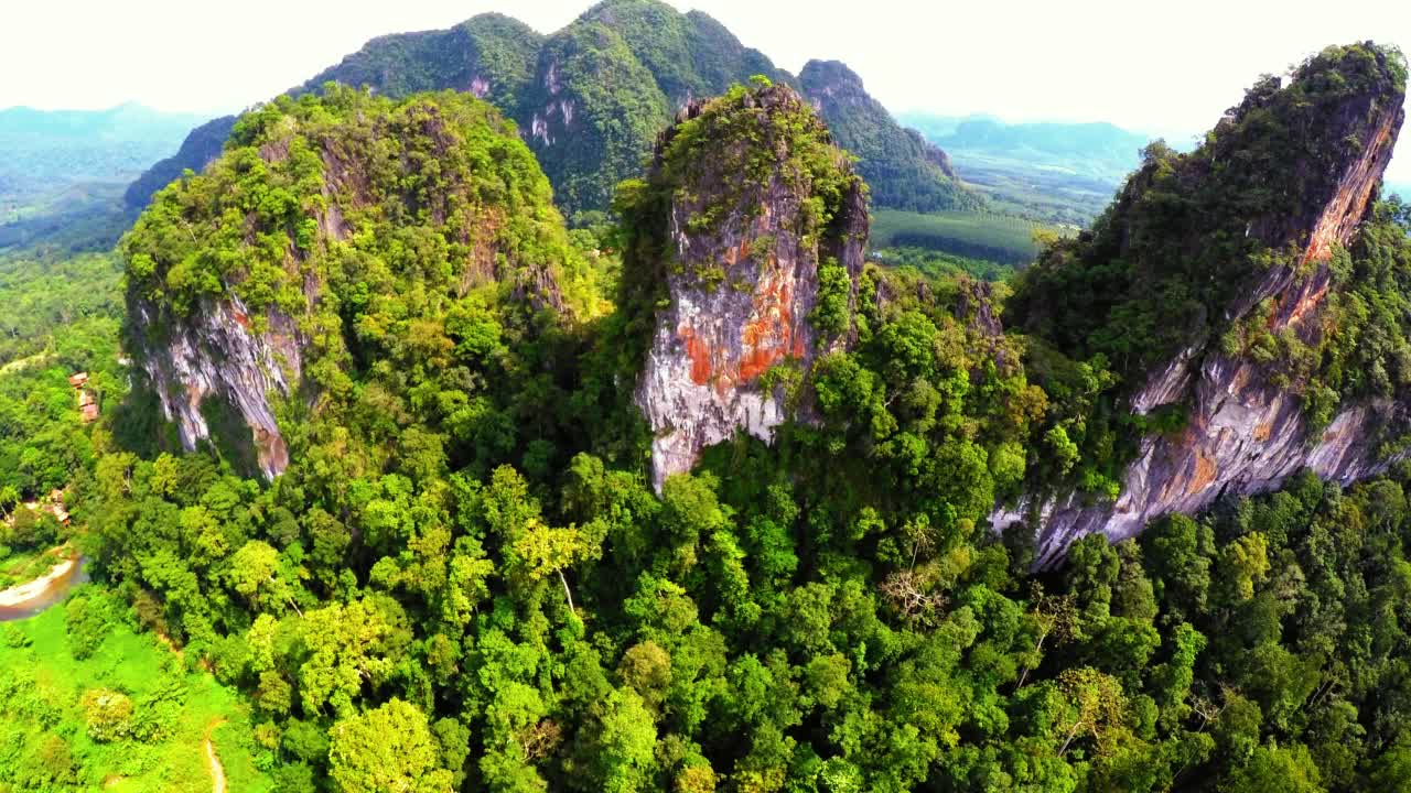 空中前进的自然山脉对晴朗的天空宁静的场景-曼谷，泰国视频素材