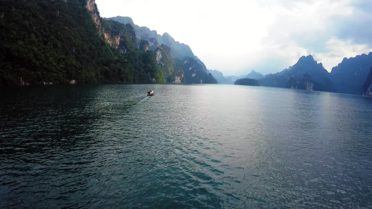 空中向前拍摄的游客乘坐摩托艇在海上的山-曼谷，泰国视频素材