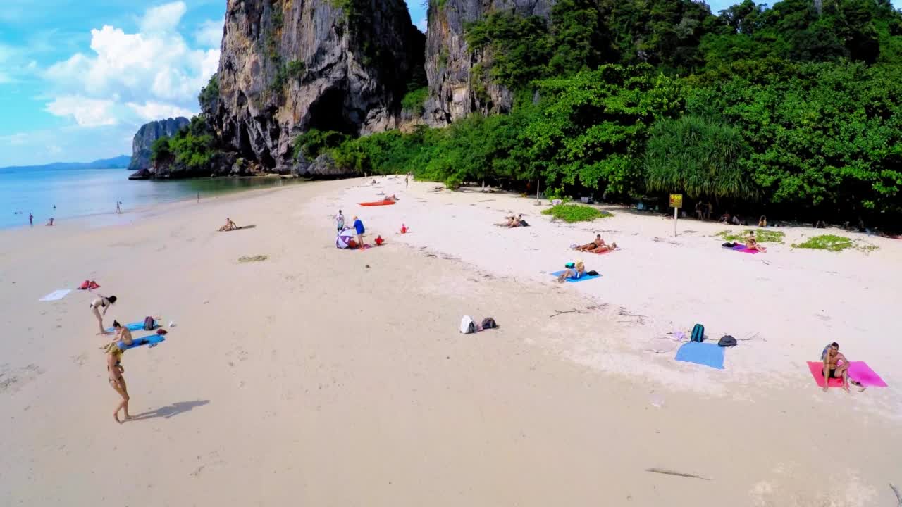 空中向前拍摄的男人和女人在阳光明媚的日子探索海滩度假-曼谷，泰国视频素材