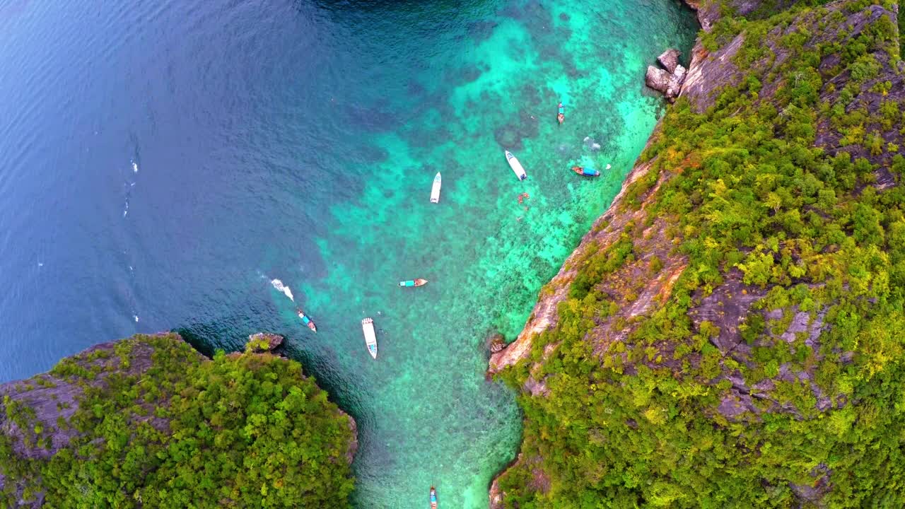 航拍快艇漂浮在海上与自然岩石的形成-曼谷，泰国视频素材