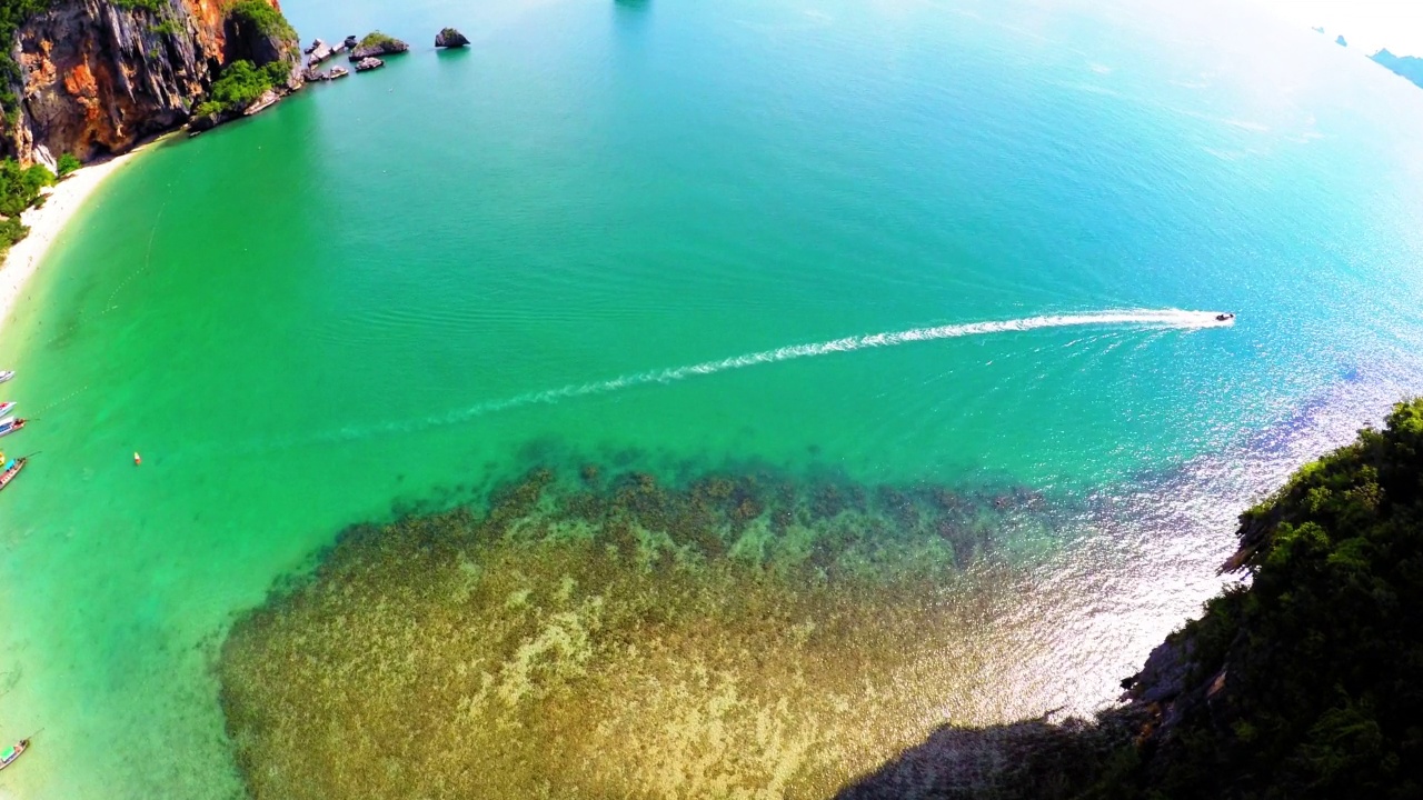 空中向前拍摄的摩托艇停泊在海岸海滩在阳光明媚的一天-曼谷，泰国视频素材