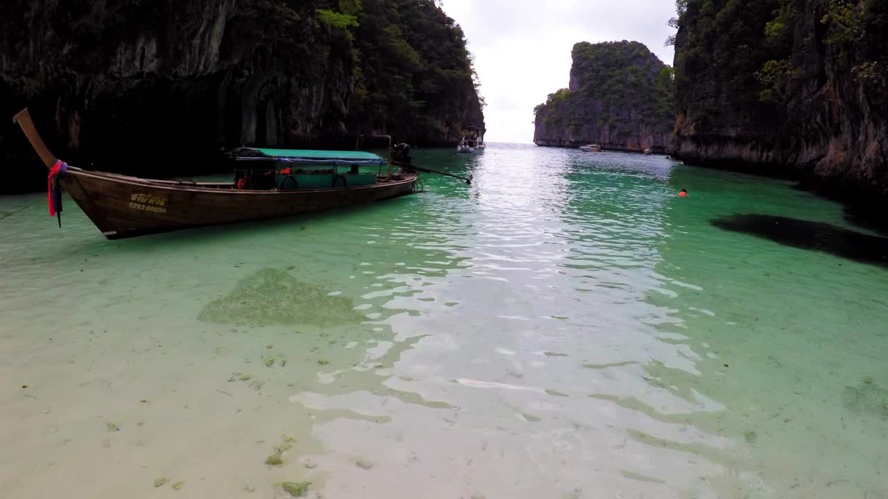 航拍前进的摩托艇漂浮在绿松石海-曼谷，泰国视频素材