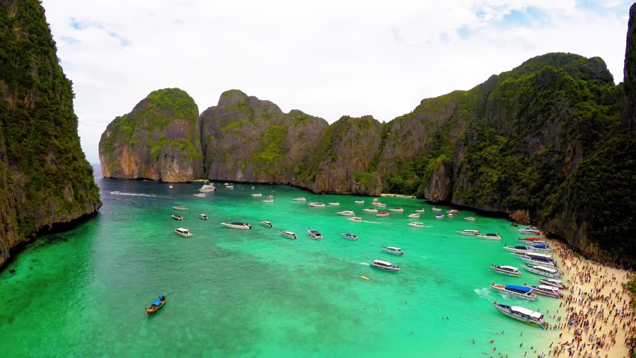 空中封锁拍摄的人们在海滩度假期间的绿松石海-曼谷，泰国视频素材