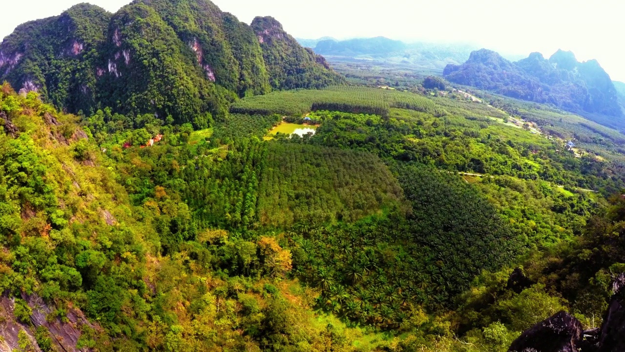 空中风景拍摄的绿色景观，无人机飞行向前的山脉-曼谷，泰国视频素材