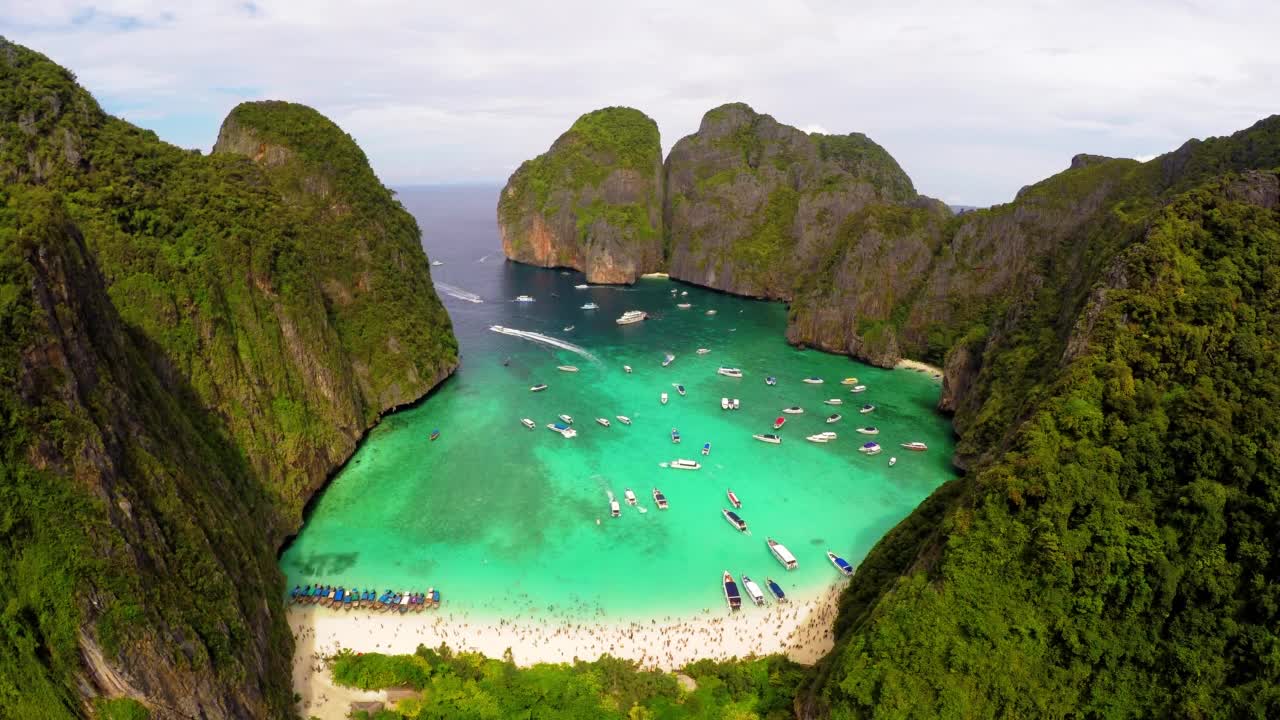 在海滩的海上快艇的空中风景，无人机在绿色植物上向后飞行-曼谷，泰国视频素材