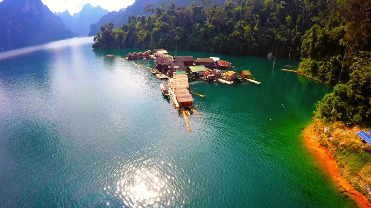 空中向下风景拍摄的稻草屋顶小屋在海上森林-曼谷，泰国视频素材