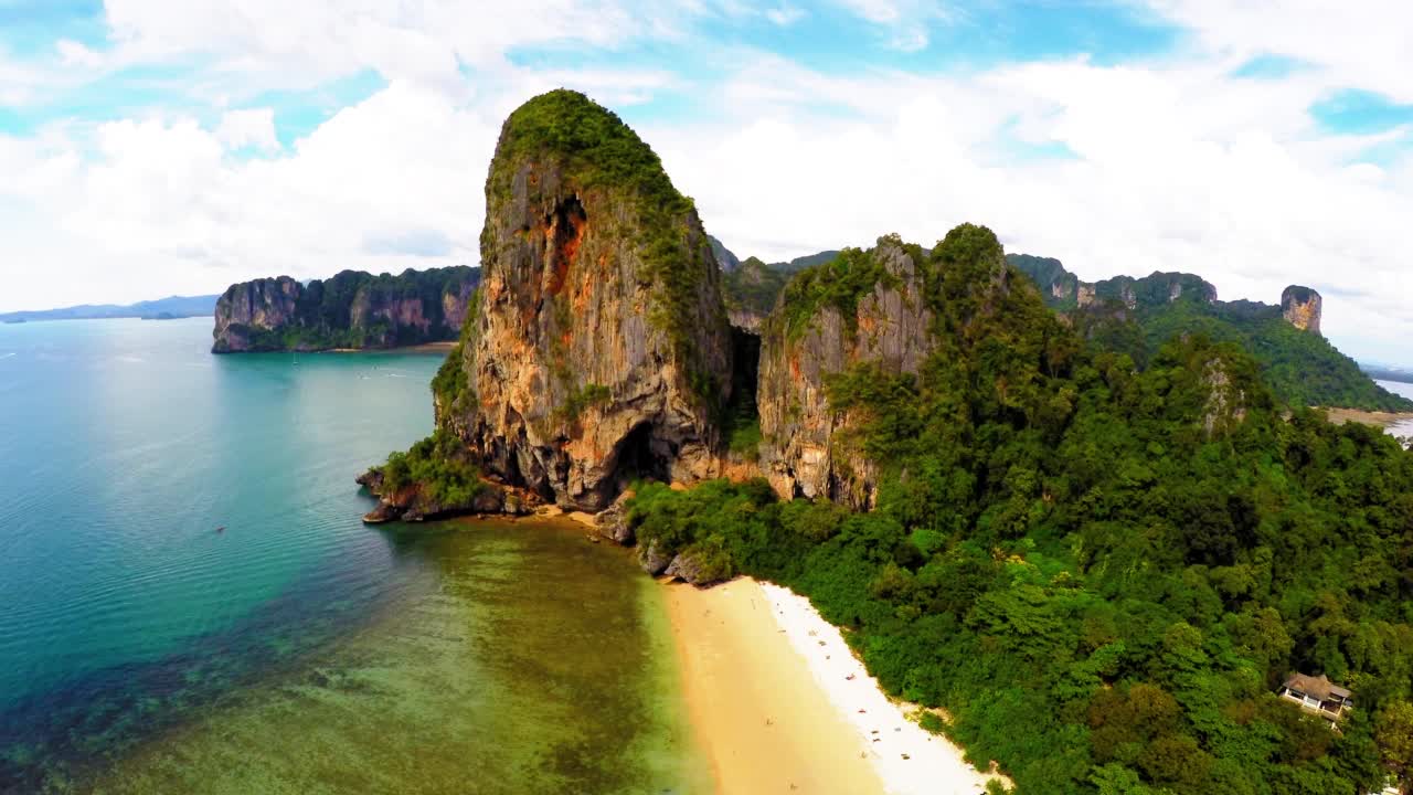 空中风景的自然山海边的海滩，无人机飞越绿色植物-曼谷，泰国视频素材