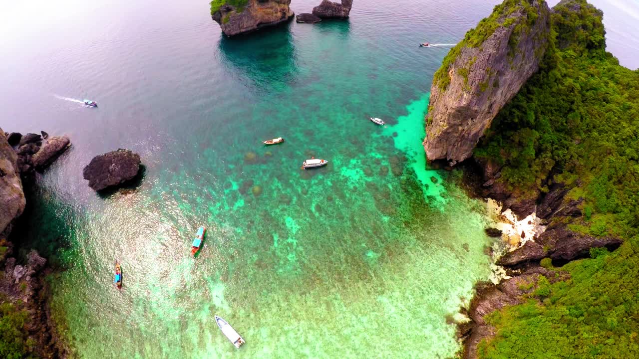 空中封锁海上摩托艇的美丽景色，无人机飞越绿色植物-曼谷，泰国视频素材