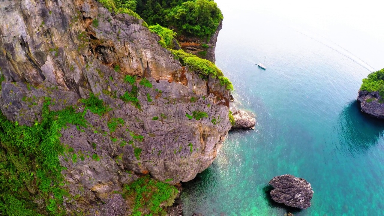 空中后向拍摄漂浮在海洋上的天然岩层-泰国曼谷视频素材