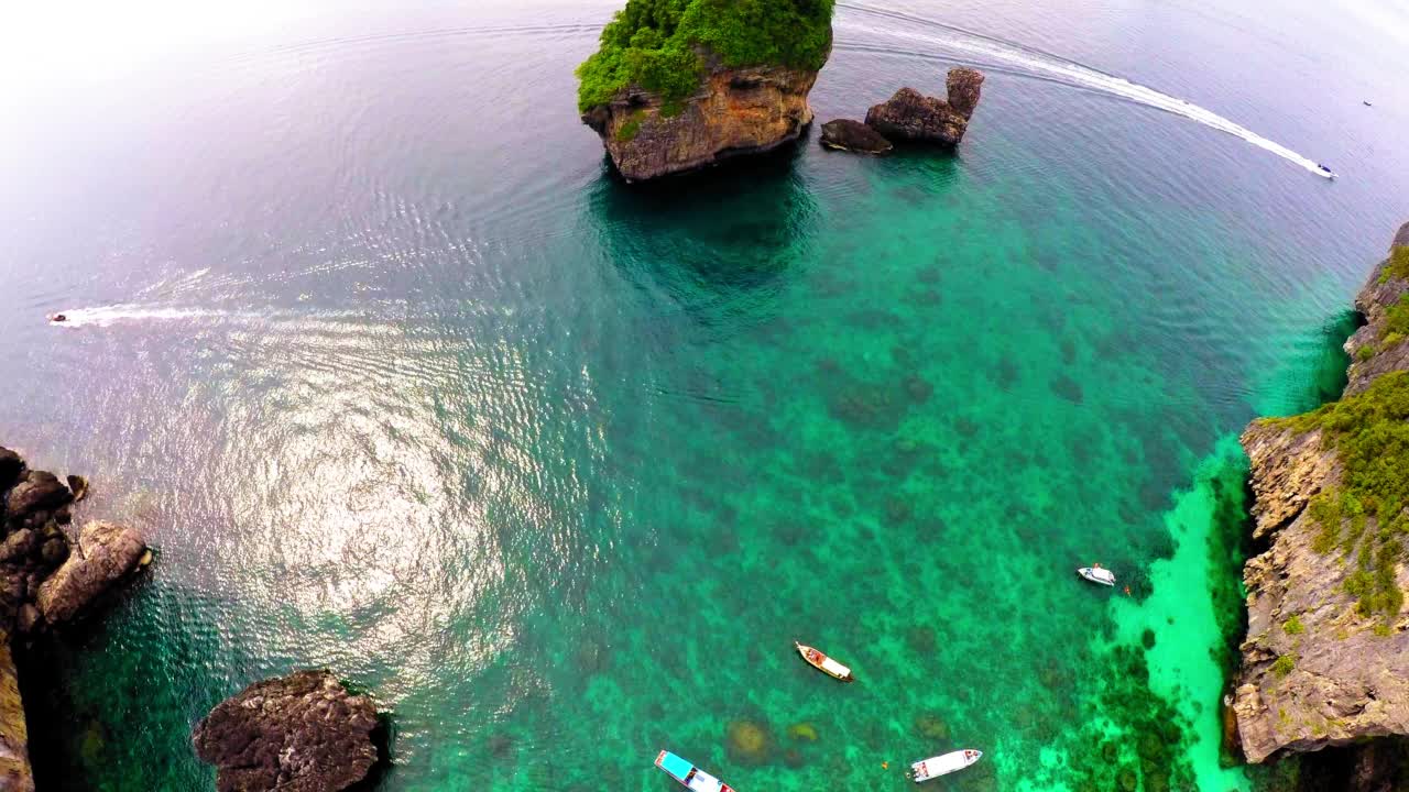 空中前进的风景摩托艇在蓝绿色的海洋-曼谷，泰国视频素材