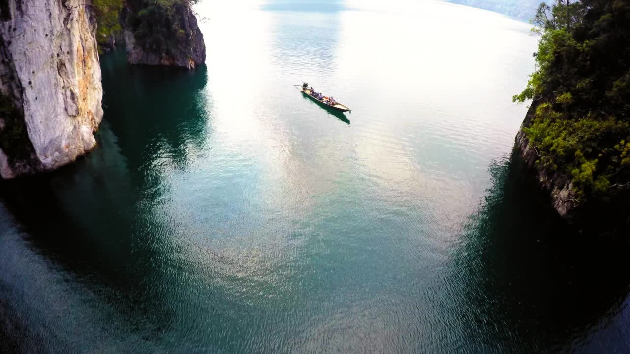 空中向下拍摄的人们在海上乘独木舟度假-曼谷，泰国视频素材