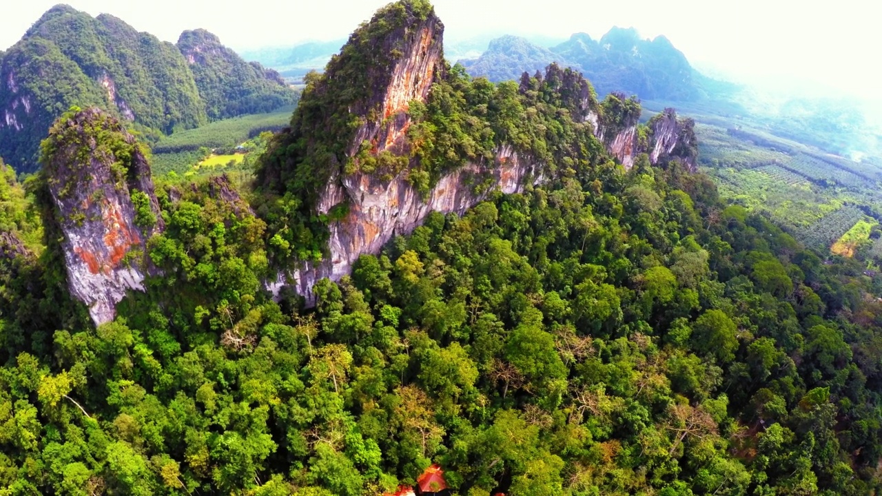 宁静山脉的空中美景，无人机飞越绿色植物-曼谷，泰国视频素材