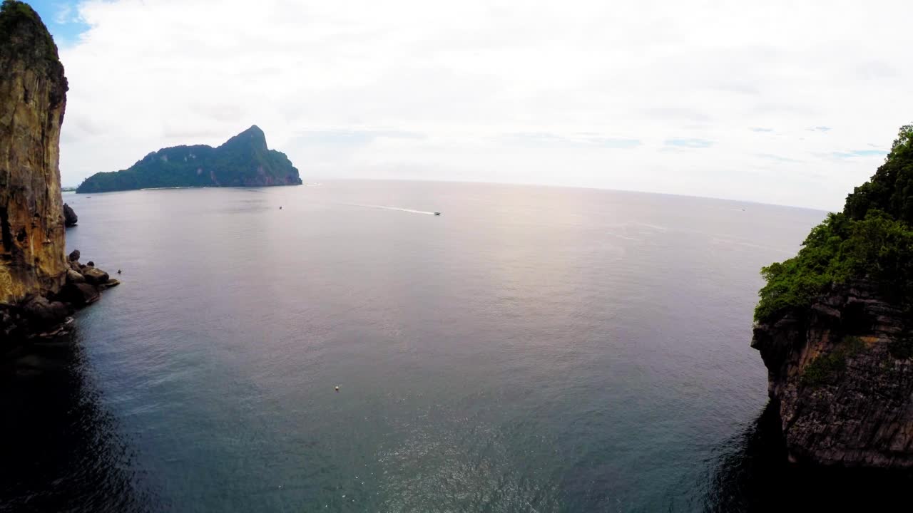 空中美丽的岩石阵型对天空，无人机飞行向后的人游泳在海上-曼谷，泰国视频素材