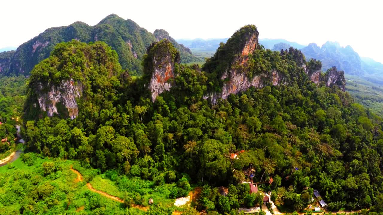 空中风景拍摄在绿色的山对晴朗的天空，无人机飞行在自然景观-曼谷，泰国视频素材