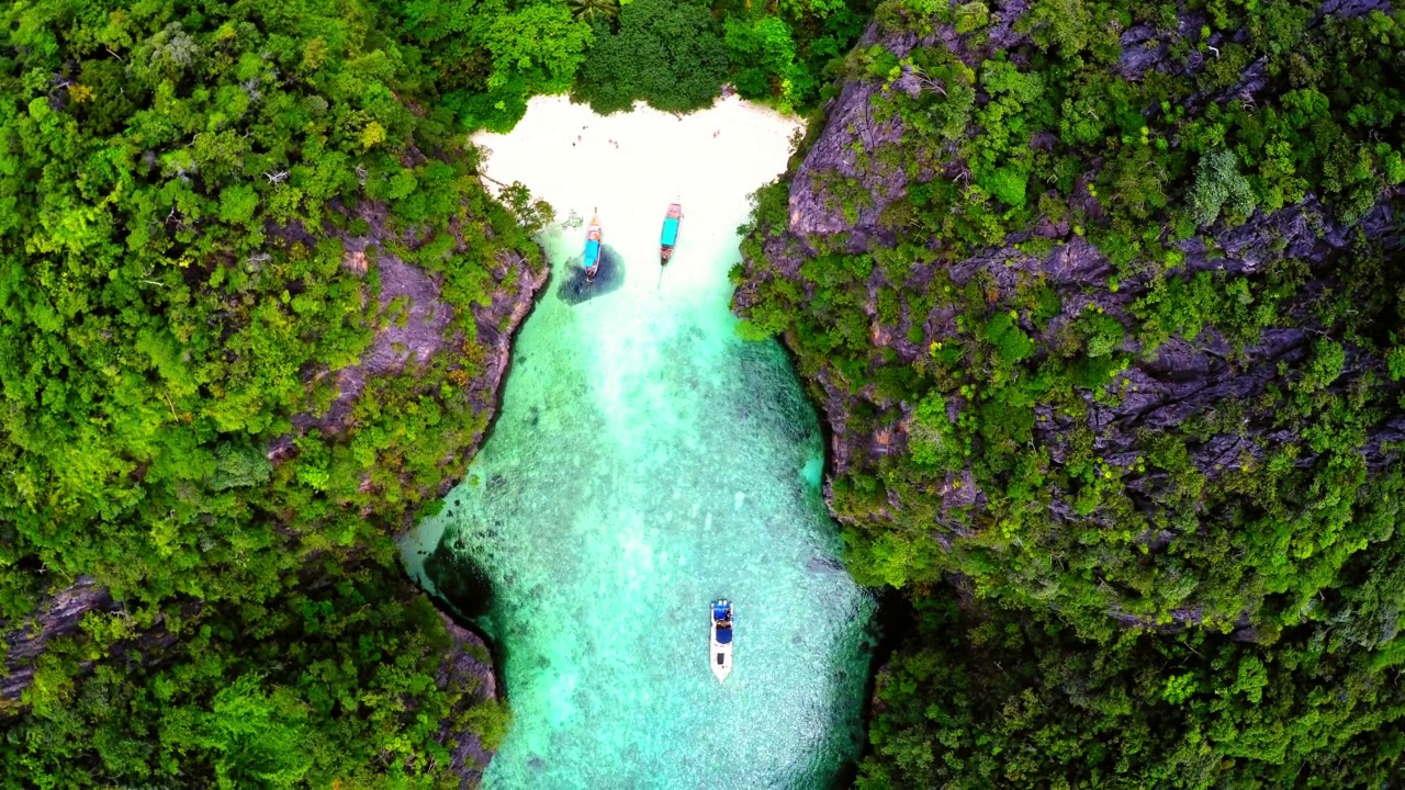 航拍后向拍摄的海上船只在绿色山脉在海滩-曼谷，泰国视频素材