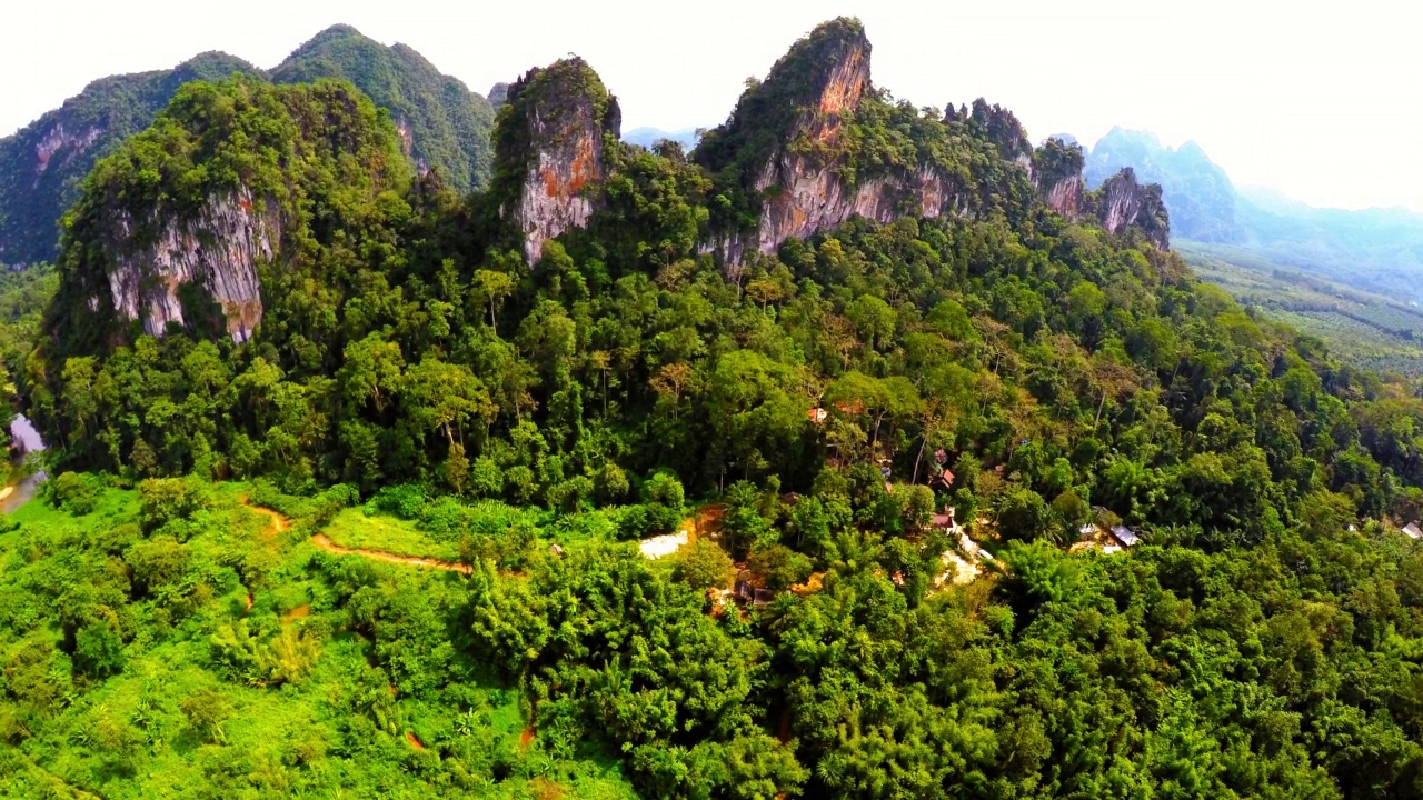 空中风景山对晴朗的天空，无人机飞行向前森林景观-曼谷，泰国视频素材