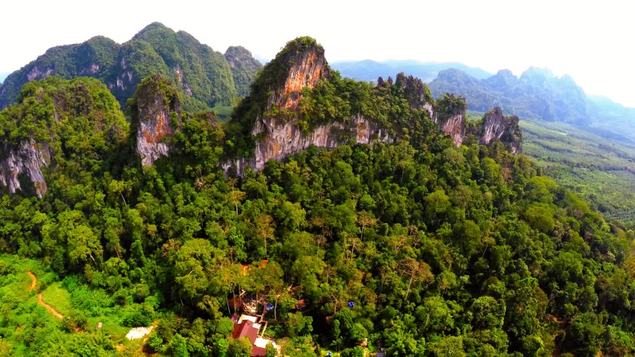 空中拍摄的自然岩层，无人机飞越森林景观-曼谷，泰国视频素材