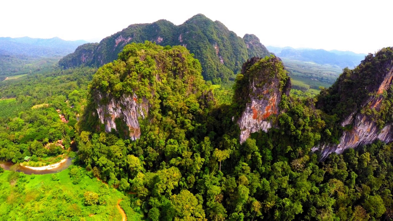 森林中的绿色山脉的空中美景，无人机在景观上向后飞行-曼谷，泰国视频素材