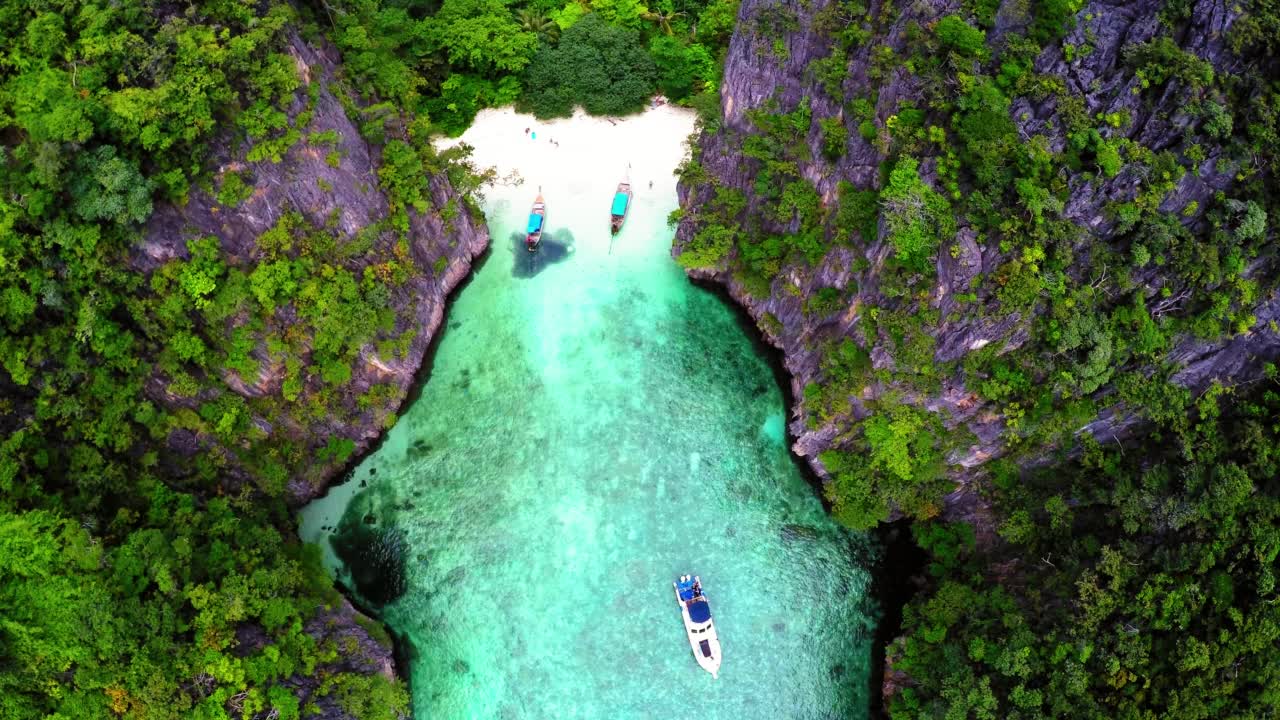 在海滩上航拍美丽的船只，无人机向前飞行在绿松石海-曼谷，泰国视频素材