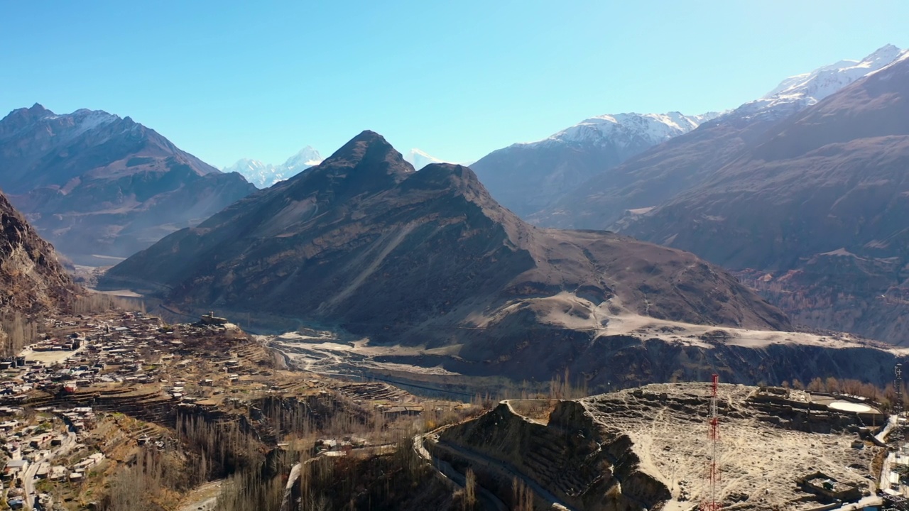 空中前进在一个被陡峭山脉包围的偏远村庄-罕萨山谷，巴基斯坦视频素材