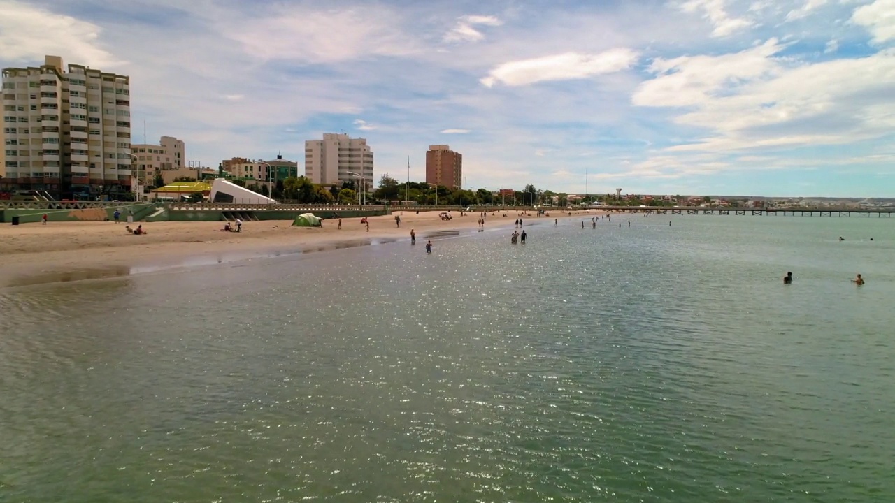 空中向前拍摄的游客探索海滩在城市度假-马德林港，阿根廷视频素材