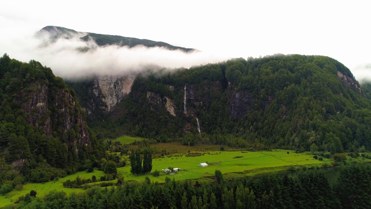 在绿色景观上的结构的空中风景，无人机飞向山上的瀑布-查卡布科港，智利视频素材