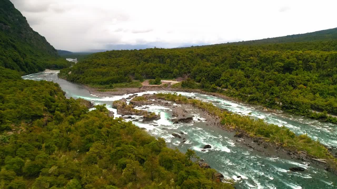 河流在溪流中流动的空中美景，无人机向前飞向在度假时站在汽车旁的人-波多黎各蒙特，智利视频素材