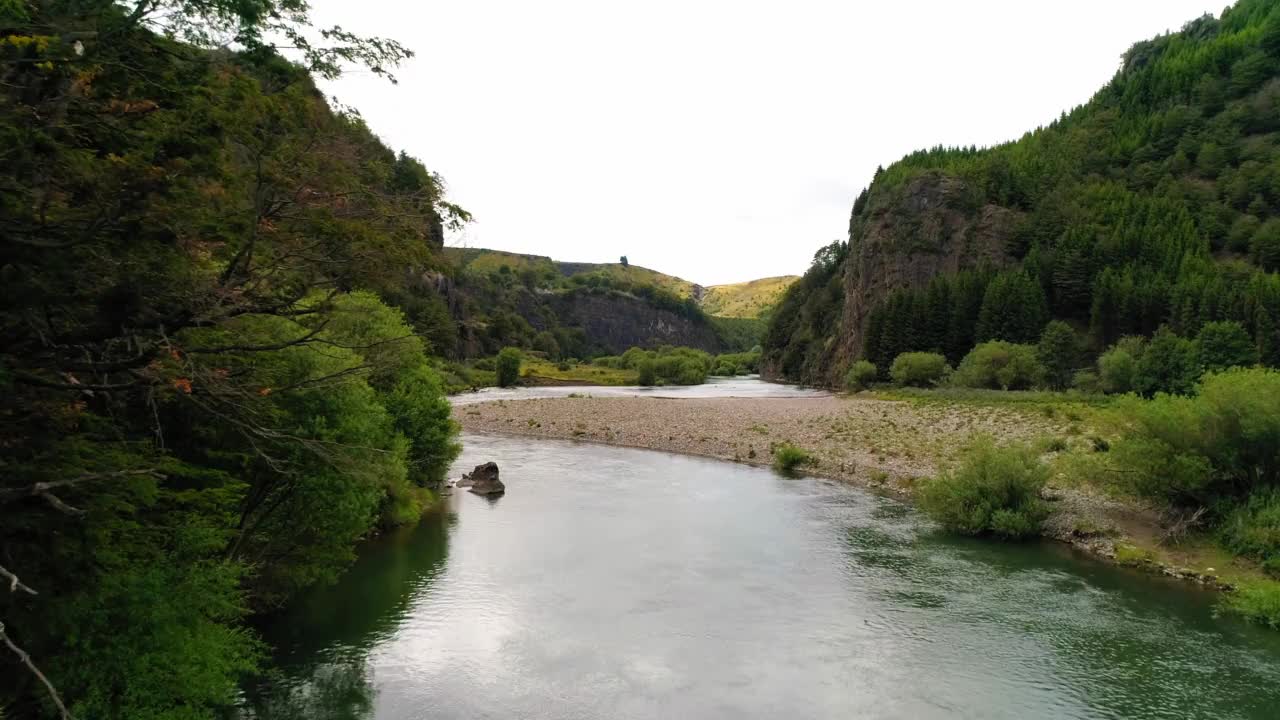 空中美丽的河流在山脉中流动，无人机上升在植物景观-波多黎各查卡布科，智利视频素材