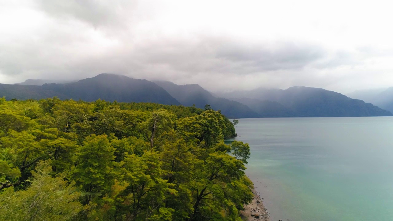 空中风景拍摄的海下云山，无人机飞行向前绿色景观-波多黎各蒙特，智利视频素材