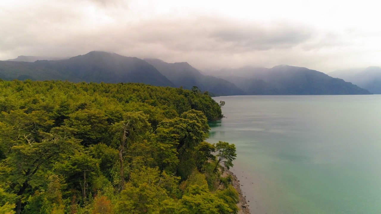 空中美丽的拍摄山脉的海洋，无人机飞行向后的绿色景观-波多黎各蒙特，智利视频素材