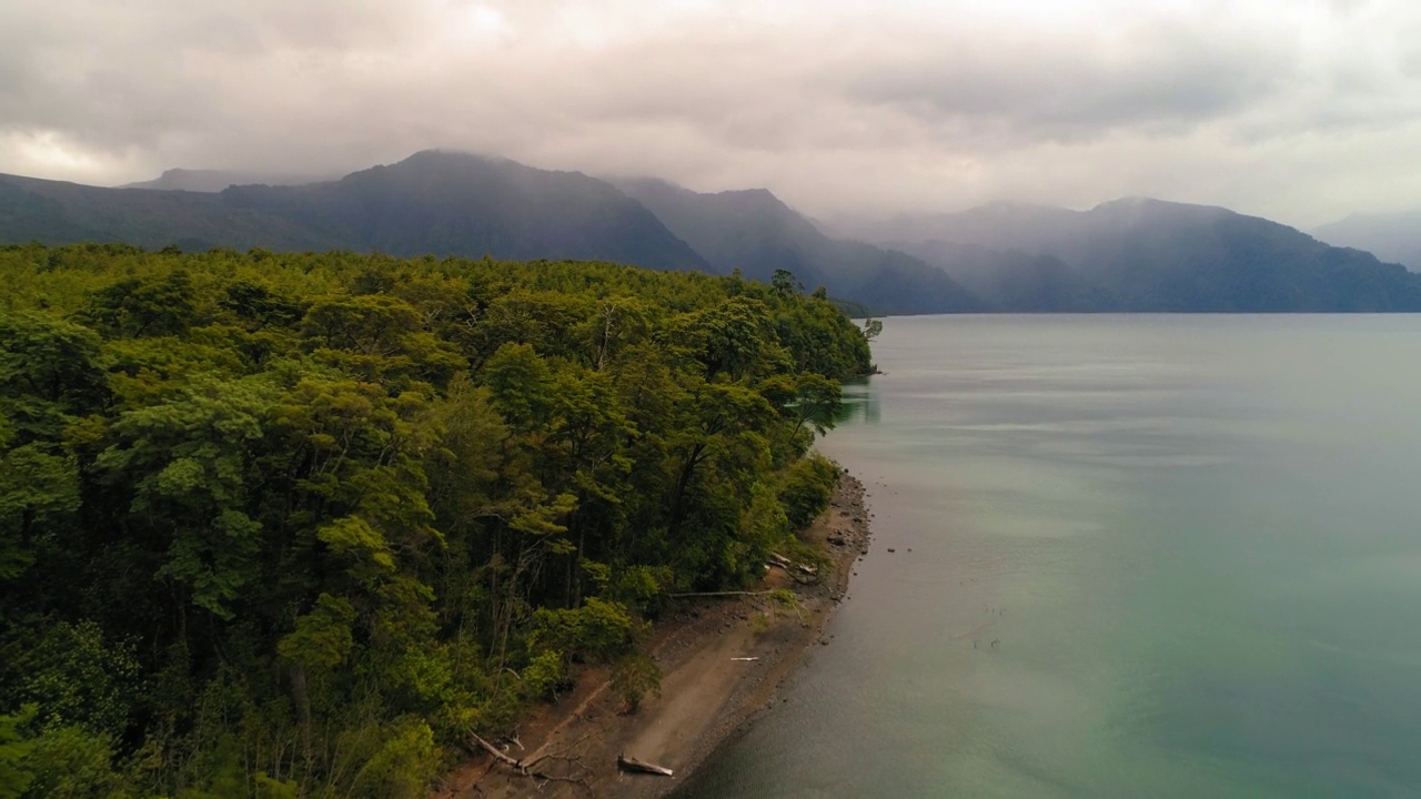 云下山景的空中美景，无人机在海岸线上向后飞行-波多黎各蒙特，智利视频素材