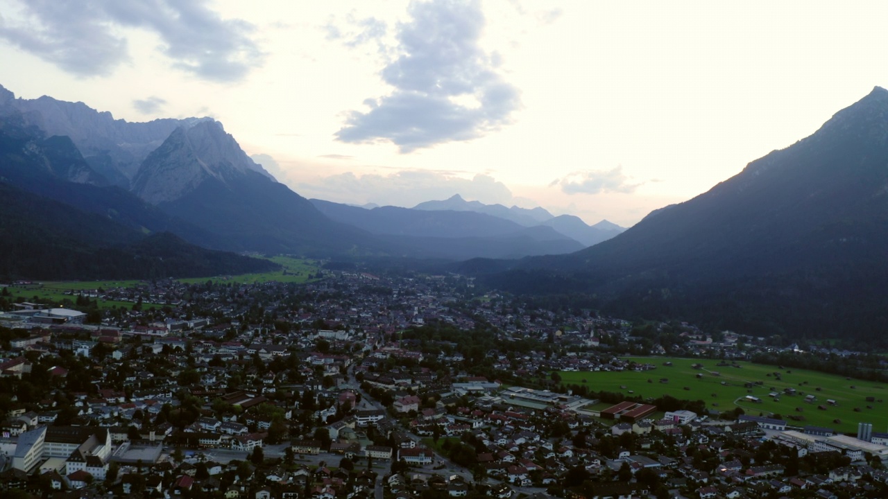 航拍日落期间小镇上的住宅- Garmisch-Partenkirchen，德国视频素材