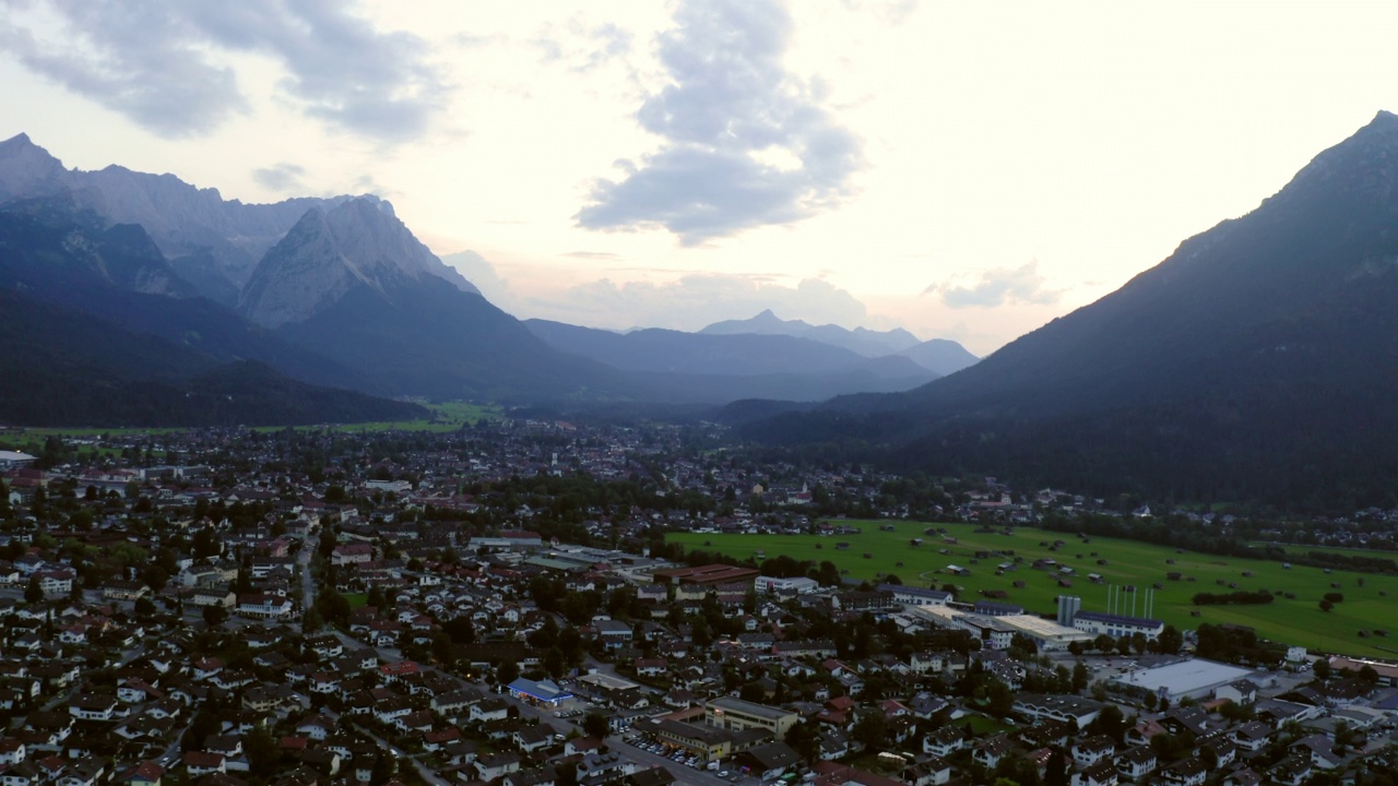 山景下俯瞰小镇房屋的美景-德国Garmisch-Partenkirchen视频素材