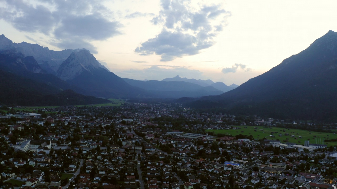 空中拍摄的山在镇上的住宅，无人机在日落期间在树下飞行- Garmisch-Partenkirchen，德国视频素材