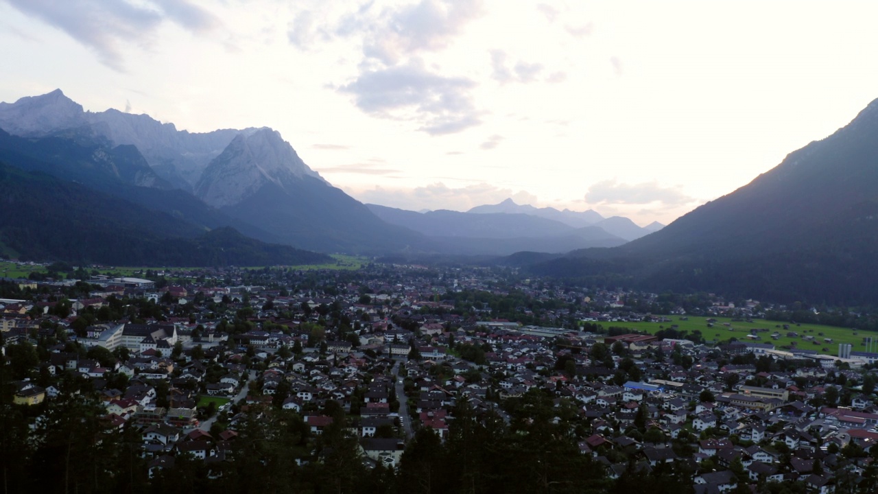 空中向下拍摄的城镇中的住宅，无人机在日落时向下飞行- Garmisch-Partenkirchen，德国视频素材