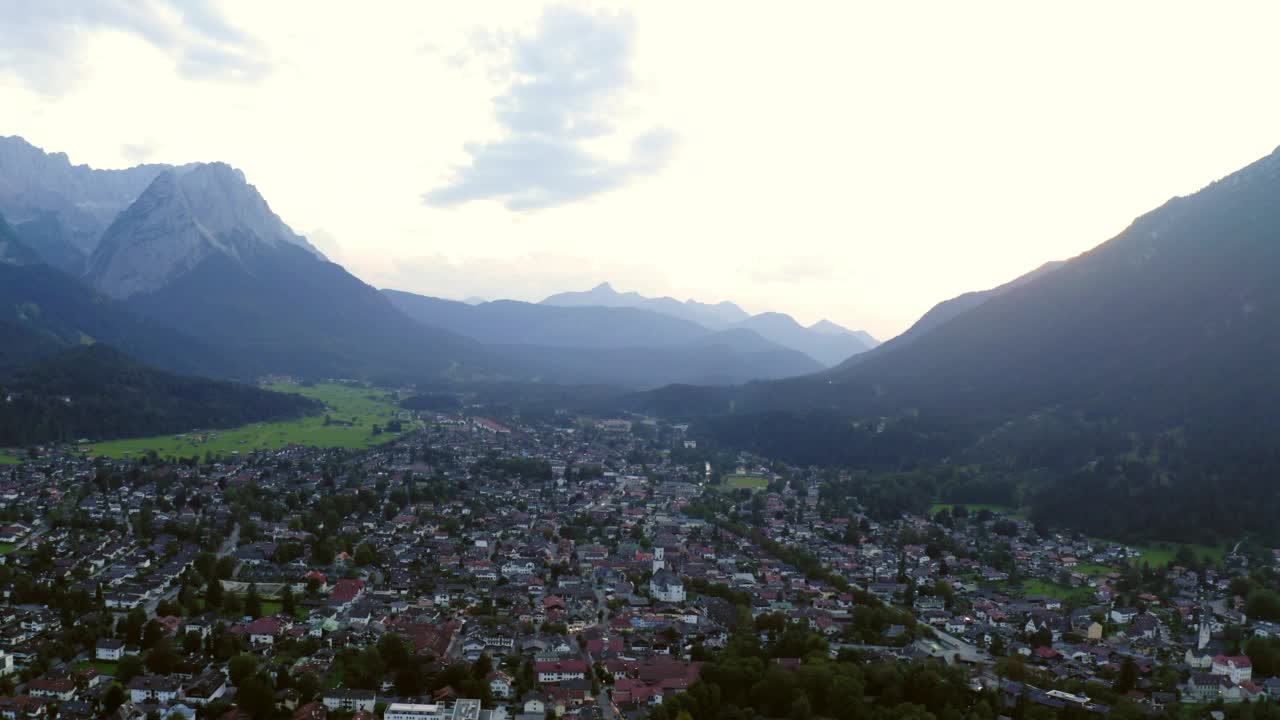 空中拍摄的山区小镇上的住宅，无人机在绿色景观上向后飞行- Garmisch-Partenkirchen，德国视频素材