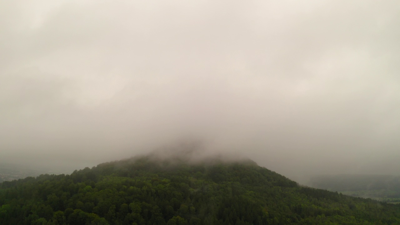 在雾天绿色山丘的空中向后风景拍摄-比辛根，德国视频素材