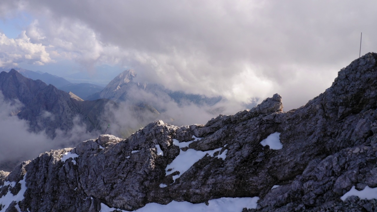 在Zugspitze山脉戏剧性的云的空中拍摄，无人机在冬季向前飞行- Garmisch-Partenkirchen，德国视频素材